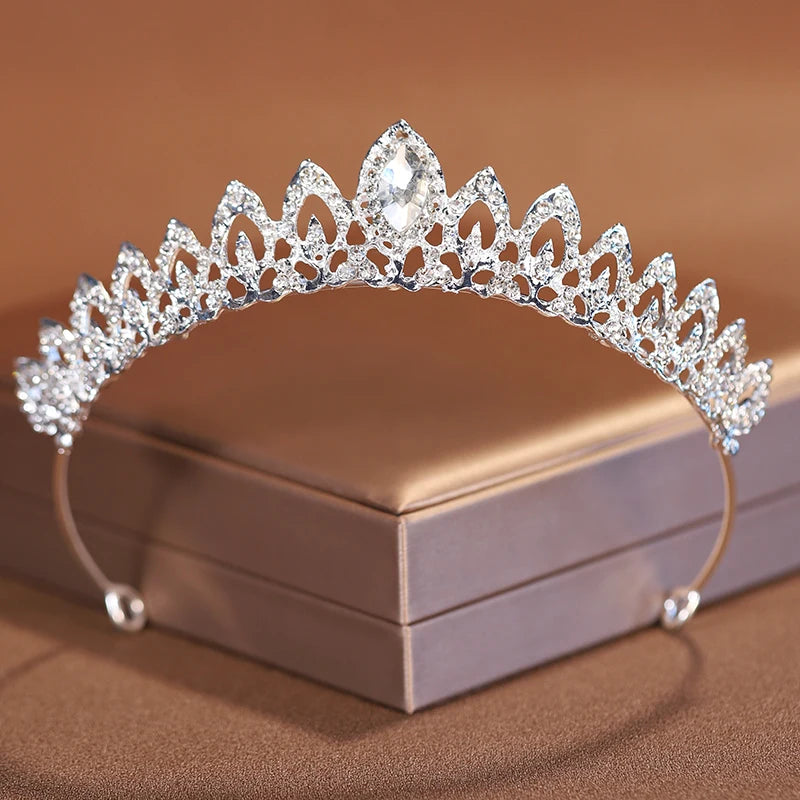 Silver Bridal Crown & Tiara – Elegant Women’s Wedding Headwear for Brides, Birthdays & Special Occasions