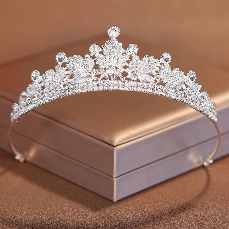 Silver Bridal Crown & Tiara – Elegant Women’s Wedding Headwear for Brides, Birthdays & Special Occasions