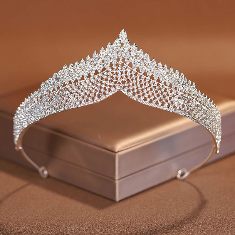 Silver Bridal Crown & Tiara – Elegant Women’s Wedding Headwear for Brides, Birthdays & Special Occasions